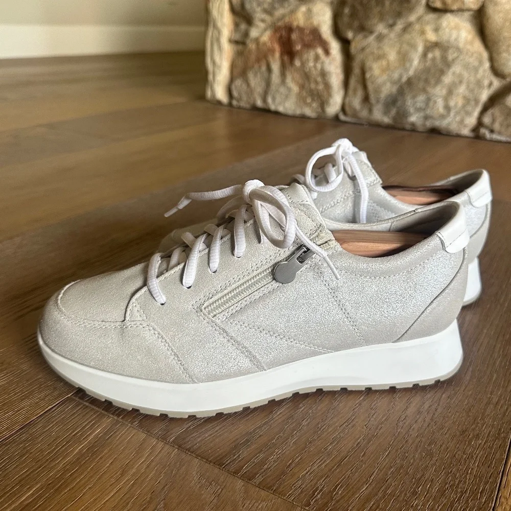 Munro Sutton Sneaker Metallic Silver White Zip Comfort Shoe 9WW Wide Width